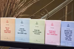 Năm tác phẩm trong Tủ sách "Vinh quang Hồ Chí Minh". (Ảnh: Nhà xuất bản Tổng hợp).