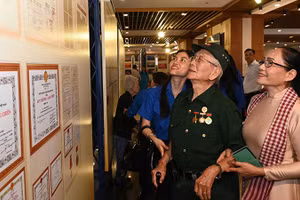 Các đại biểu tham quan triển lãm. (Ảnh: Quốc Thanh)