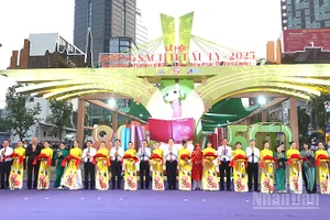 Các đại biểu thực hiện nghi thức cắt băng khai mạc Lễ hội Đường sách Tết Ất Tỵ 2025. (Ảnh: Linh Bảo)