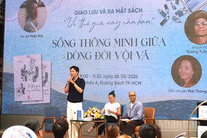 Quang cảnh buổi giao lưu, ra mắt sách. (Ảnh: Linh Bảo).