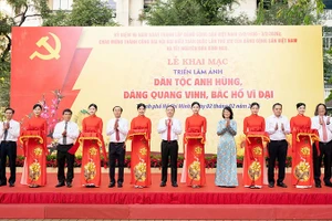 Các đại biểu thực hiện nghi thức cắt băng khai mạc triển lãm. (Ảnh: Quốc Thanh)