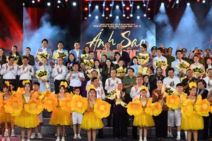 Các đồng chí lãnh đạo Thành phố Hồ Chí Minh và văn nghệ sĩ tham gia chương trình nghệ thuật "Ánh sao Tổ quốc". (Ảnh: Ban tổ chức)