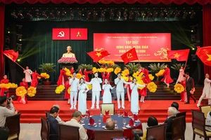 Chương trình văn nghệ tại buổi họp mặt. (Ảnh: Hoàng Triều)