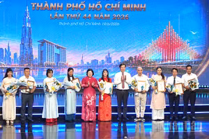 Lãnh đạo Thành phố Hồ Chí Minh trao giải cho các tác phẩm báo chí đoạt giải ở chủ đề xây dựng Đảng. (Ảnh: LINH BẢO)