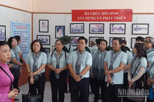 Văn nghệ sĩ Thành phố Hồ Chí Minh thăm Khu di tích Nhà mồ Ba Chúc (An Giang) trong chuyến về nguồn do Ban Tuyên giáo và Dân vận Thành ủy tổ chức vào tháng 7/2026. (Ảnh: Linh Bảo)