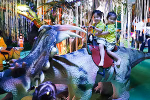 Các em thiếu nhi thích thú khám phá và tương tác với các loài khủng long cổ đại tại Magical Zoo. (Ảnh: Ban tổ chức)