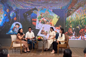 Các khách mời trao đổi về bộ sách thiếu nhi mới tại Đường sách Thành phố Hồ Chí Minh sáng 12/4. (Ảnh: LINH BẢO)