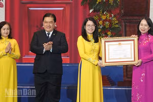 Phó Chủ tịch nước Võ Thị Ánh Xuân (bìa phải) trao Huân chương Lao động hạng Nhất cho Ban lãnh đạo Tổng Công ty Du lịch Sài Gòn. (Ảnh: LINH BẢO)