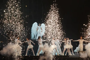 Phần trình diễn của ca sĩ Phương Mỹ Chi mở màn cho đêm nhạc đầu tiên của Lễ hội Hò Dô. (Ảnh: Linh Bảo)