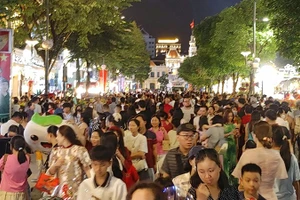 Người dân tập trung rất đông trên đường đi bộ Nguyễn Huệ. (Ảnh: LONG HỮU).