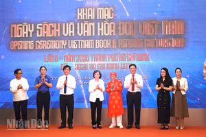 Các đại biểu thực hiện nghi thức khai mạc Ngày Sách và Văn hóa đọc Việt Nam lần thứ 5 tại Thành phố Hồ Chí Minh. (Ảnh: Linh Bảo)