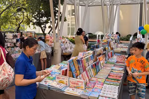Hội sách khuyến đọc tại chung cư Vista Verde với nhiều tác phẩm thiếu nhi phong phú, hấp dẫn. (Ảnh HUYỀN PHƯƠNG)
