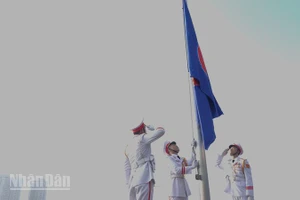 Đội cờ thực hiện nghi thức thượng cờ ASEAN. (Ảnh: MẠNH HẢO)