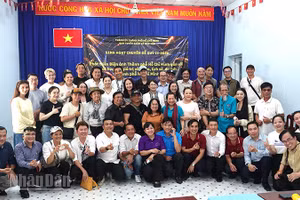Đoàn đại biểu, nghệ sĩ chụp ảnh lưu niệm tại buổi sinh hoạt chuyên đề. (Ảnh: LINH BẢO)