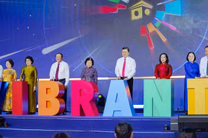 Các đại biểu thực hiện nghi thức khai mạc Ngày hội Du lịch Thành phố Hồ Chí Minh lần thứ 22. (Ảnh: Sở Du lịch Thành phố Hồ Chí Minh)