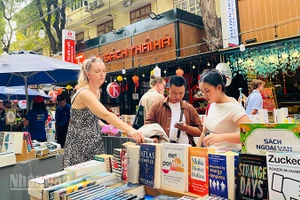 Khách nước ngoài tham quan Đường sách thành phố trong ngày mồng 6 Tết Bính Ngọ. (Ảnh: Linh Bảo)