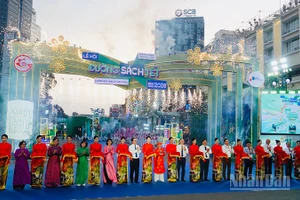 Các đại biểu thực hiện nghi thức cắt băng khai mạc Lễ hội. (Ảnh: LINH BẢO)