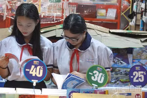 Các em học sinh tìm đọc sách mới tại Hội sách thiếu nhi Thành phố Hồ Chí Minh năm 2024. (Ảnh: Linh Bảo)