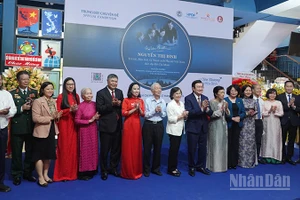 Các đại biểu chụp ảnh lưu niệm tại buổi lễ khai mạc. (Ảnh: Linh Bảo)