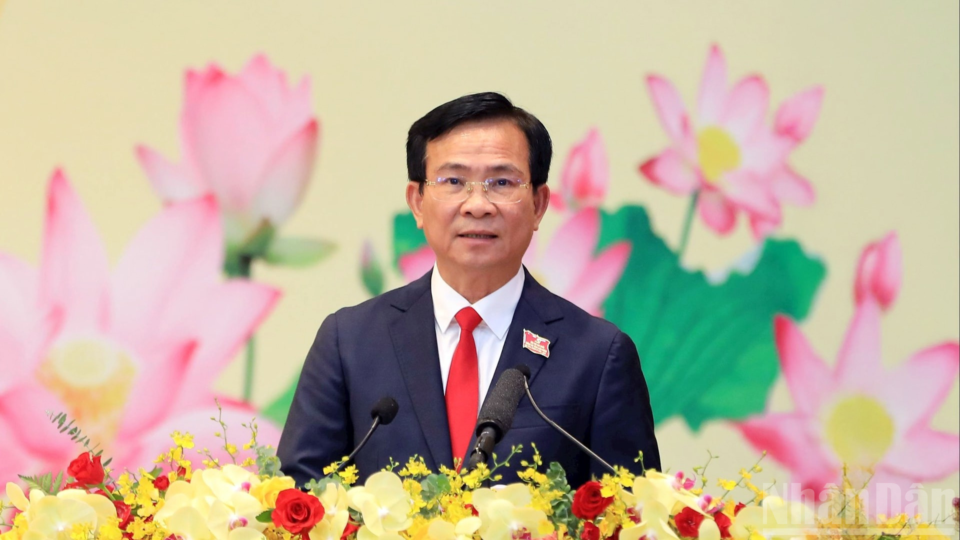Phó Bí thư Tỉnh ủy, Chủ tịch Ủy ban nhân dân tỉnh Lâm Đồng Hồ Văn Mười báo cáo tổng hợp tiếp thu, giải trình các ý kiến đóng góp đối với dự thảo văn kiện Đại hội đại biểu Đảng bộ Lâm Đồng lần thứ I. ndo_br_16.jpg