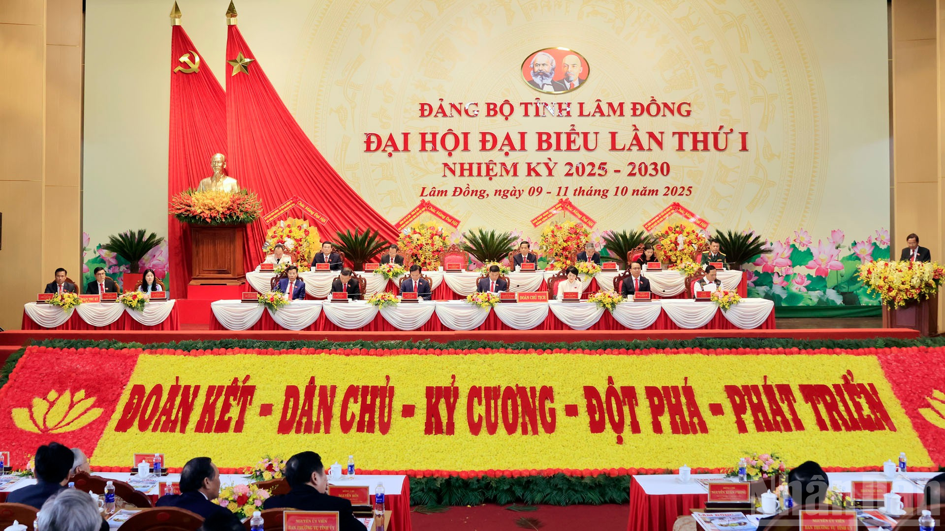 Đoàn Chủ tịch điều hành Đại hội đại biểu Đảng bộ tỉnh Lâm Đồng lần thứ I, nhiệm kỳ 2025-2030.