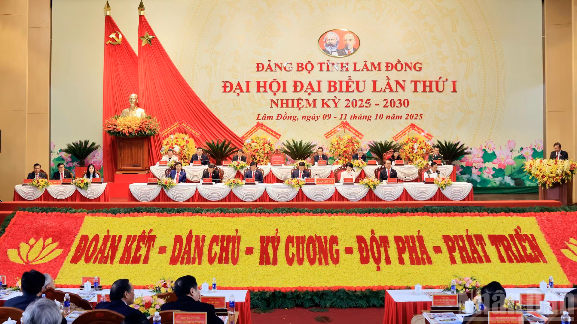 Đoàn Chủ tịch điều hành Đại hội đại biểu Đảng bộ tỉnh Lâm Đồng lần thứ I, nhiệm kỳ 2025-2030.