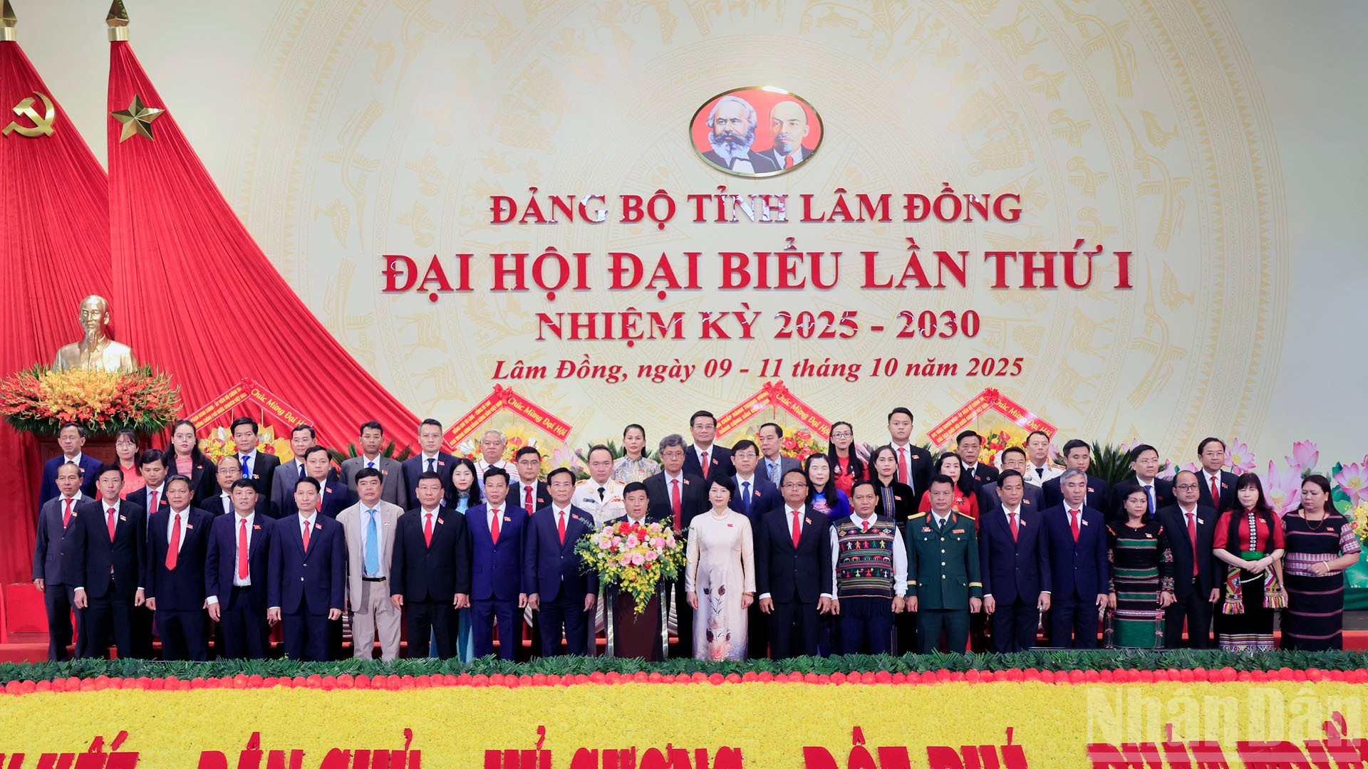 Đại biểu dự Đại hội đại biểu toàn quốc lần thứ XIV của Đảng ra mắt Đại hội. ndo_br_3.jpg
