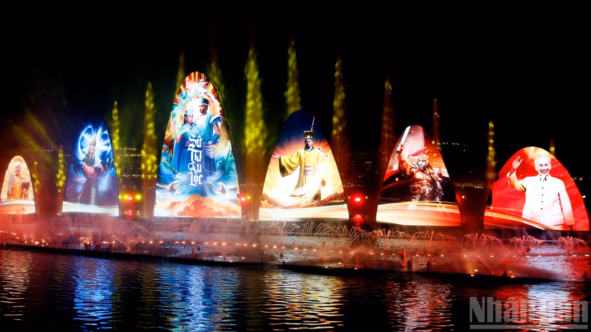 Show diễn nghệ thuật “Sử thi Âu Lạc” tại công viên hoa ánh sáng Delight Park Đà Lạt.