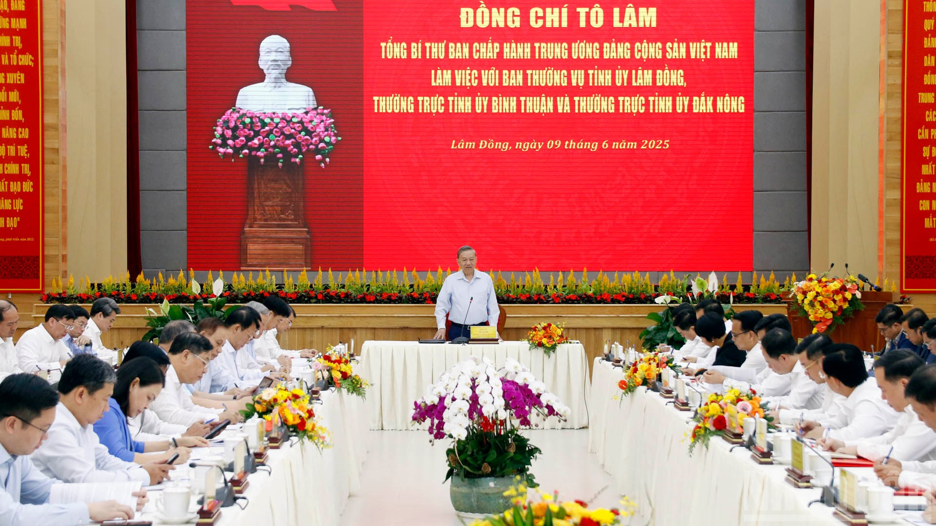 អគ្គលេខាធិកា To Lam បានផ្តល់ការណែនាំក្នុងសម័យប្រជុំ។ ndo_br_mg-8307.jpg