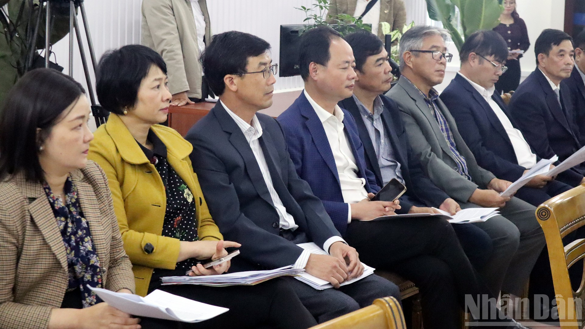 Lãnh đạo tỉnh Lâm Đồng theo dõi quá trình vận hành thử nghiệm tại Trung tâm phục vụ hành chính công phường Xuân Hương-Đà Lạt. ndo_br_xh.jpg