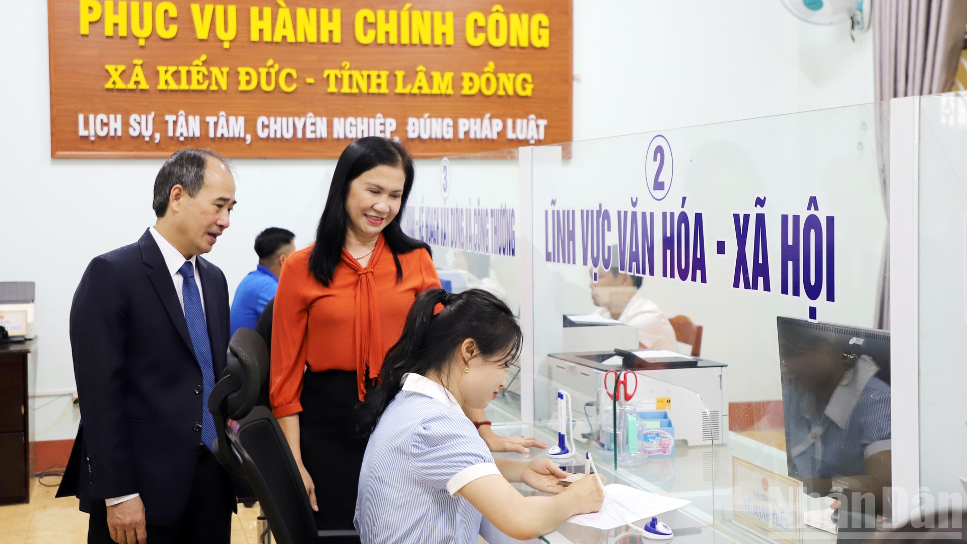 Lãnh đạo xã Kiến Đức cho rằng, về lâu dài cần có cơ chế đào tạo, nâng cao chất lượng nguồn nhân lực nhằm đáp ứng yêu cầu nhiệm vụ, vận hành bộ máy hiệu quả trong thực tiễn. ndo_br_kd-1.jpg