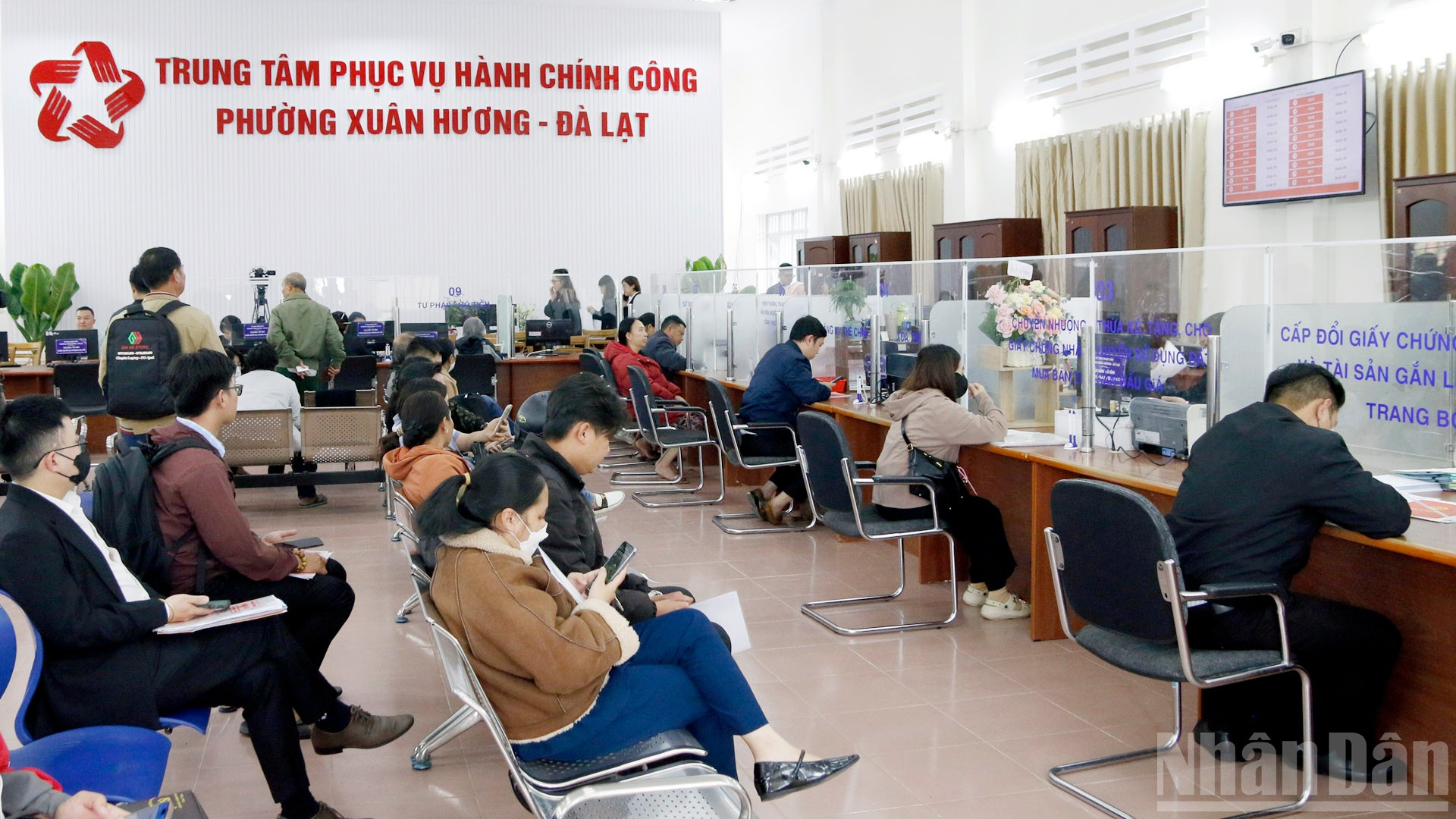 Trên cơ sở giả định đã ổn định tổ chức bộ máy Ủy ban nhân dân dân cấp xã để vận hành thử nghiệm việc giải quyết các thủ tục hành chính (thuộc thẩm quyền tiếp nhận-giải quyết-trả kết quả trực tiếp, trực tuyến cấp xã và trực tuyến liên thông cấp tỉnh) tại đơn vị hành chính cấp xã mới. Trong ảnh: Người dân đến thực hiện thủ tục hành chính tại phường Xuân Hương-Đà Lạt trong buổi vận hành thử nghiệm. ndo_br_13.jpg