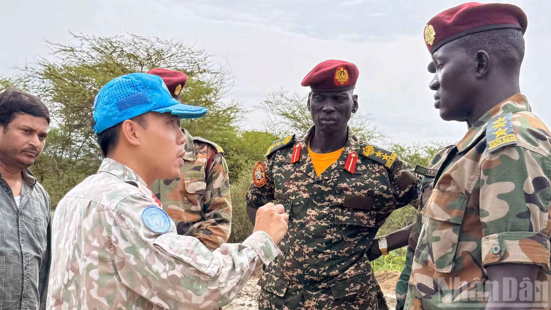Đại úy Lê Trịnh Thanh Tuấn làm việc với chỉ huy trưởng Tiểu đoàn bộ binh, Quân đội Nam Sudan tại mốc ranh giới giữa phái bộ UNISFA và Nam Sudan.