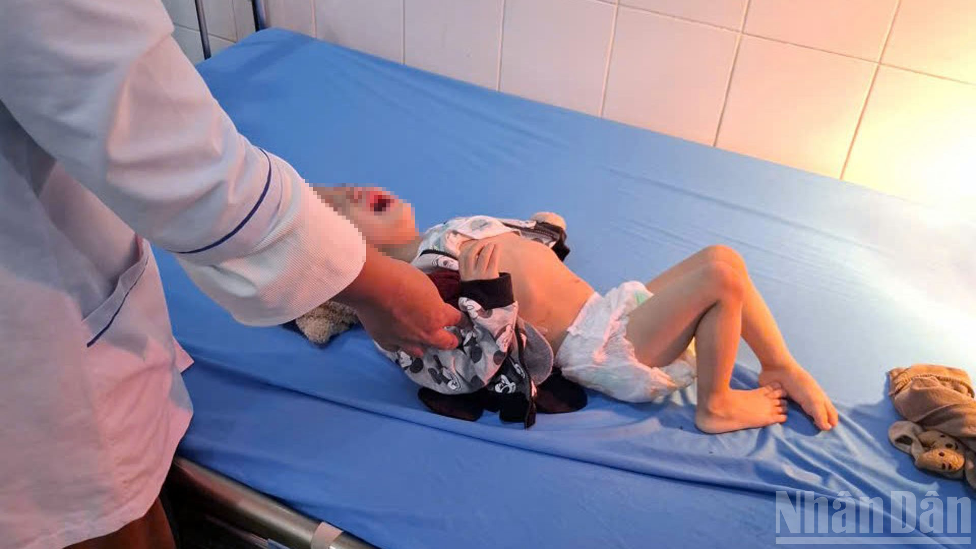 Cùng với lực lượng cứu nạn cứu hộ, công an xã Hiệp Thạnh và lực lượng quân sự xã, lực lượng tại chỗ triển khai công tác ứng trực. Khoảng 0 giờ 30 phút ngày 6/9, lực lượng chức năng nhận tin báo, bé N.B.A.K (gần 2 tháng tuổi, ngụ thôn K’Rèn) trong tình trạng ướt sũng, sốt cao, bị mắc kẹt trong ngôi nhà ngập sâu. Các lực lượng phối hợp ứng cứu, nhiều chiến sĩ đã bơi trong dòng nước lũ để giải cứu cháu bé. Sau khoảng 30 phút, bé K (trong ảnh) được chuyển đến cơ sở y tế để điều trị kịp thời. ndo_br_8.jpg