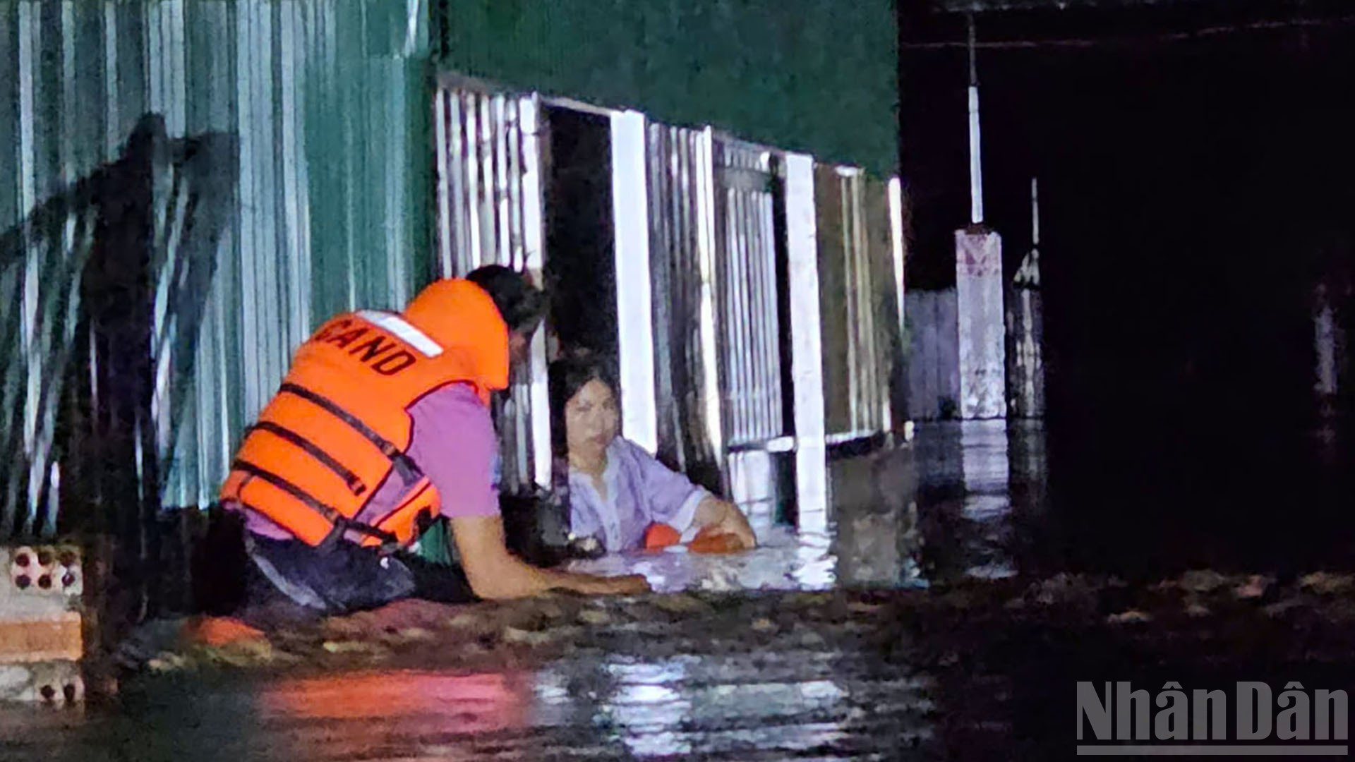 Trong dòng lũ ngập sâu, các chiến sĩ chia thành nhiều tổ, vừa chèo xuồng vừa lội bộ vào từng con đường làng để tiếp cận từng hộ dân, đưa người già và trẻ em đến vùng an toàn. Các hoạt động ứng cứu diễn ra rất khẩn trương để bảo đảm an toàn cho người dân. ndo_br_15.jpg