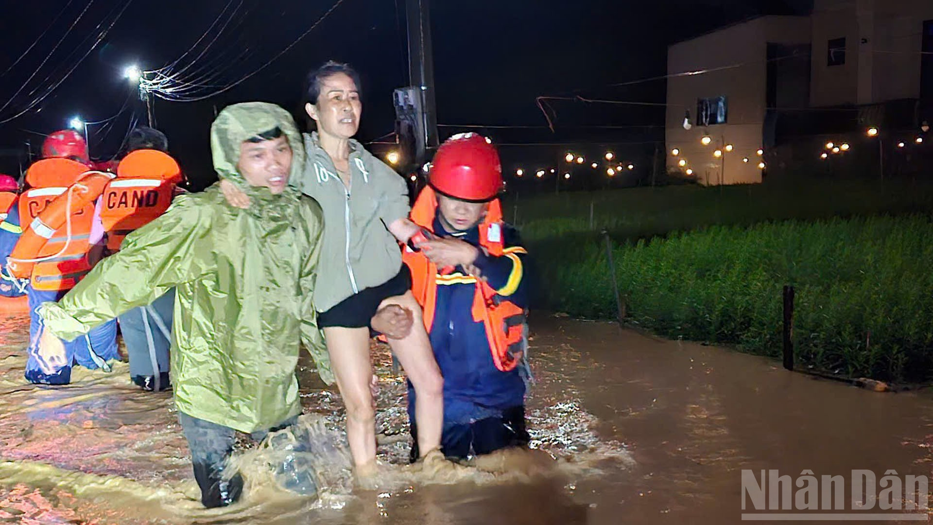 Lực lượng chức năng triển khai nhiều phương án để đưa người dân vùng ngập lụt đến nơi an toàn. ndo_br_2.jpg