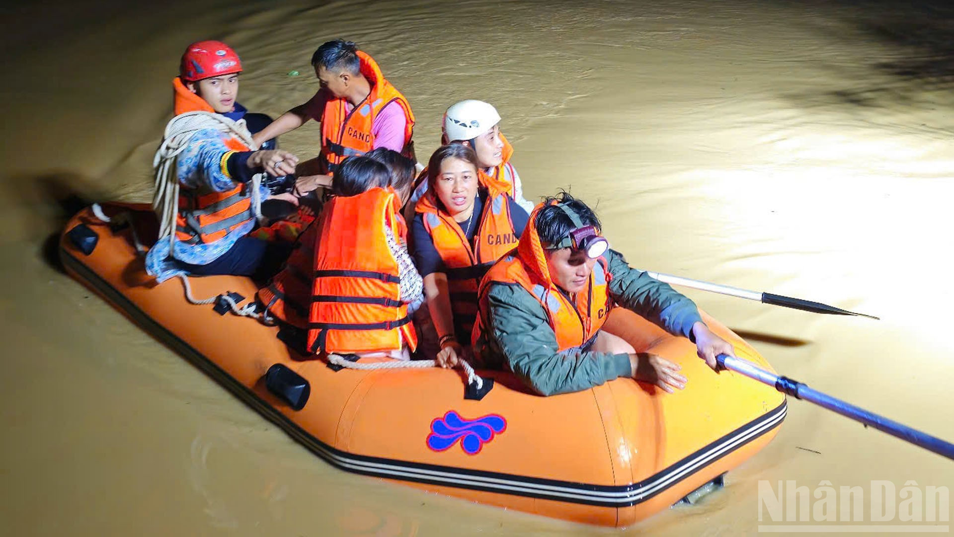 Xuyên đêm cứu hộ người dân vùng ngập lụt dưới chân đèo Prenn thể hiện tinh thần tận tụy, dũng cảm của lực lượng Công an trong nhiệm vụ bảo vệ tính mạng và tài sản của nhân dân, góp phần làm sáng ngời thêm tinh thần “vì nhân dân phục vụ” của lực lượng Công an. ndo_br_3.jpg