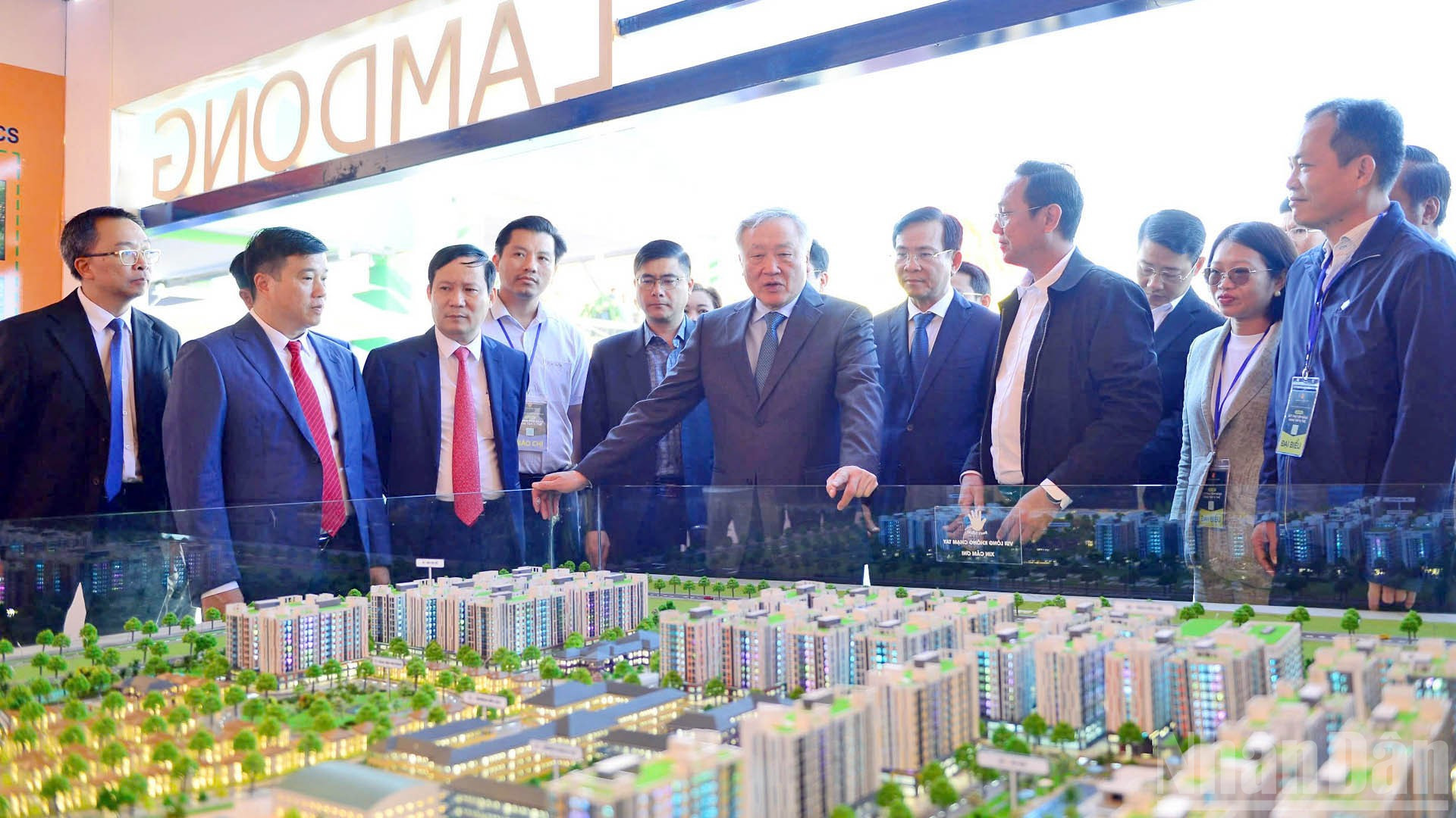 Phó Thủ tướng Thường trực Chính phủ Nguyễn Hòa Bình và đại biểu tham quan không gian giới thiệu lĩnh vực quy hoạch, xây dựng trong khuôn khổ chương trình xúc tiến đầu tư tỉnh Lâm Đồng năm 2025. ndo_br_32.jpg