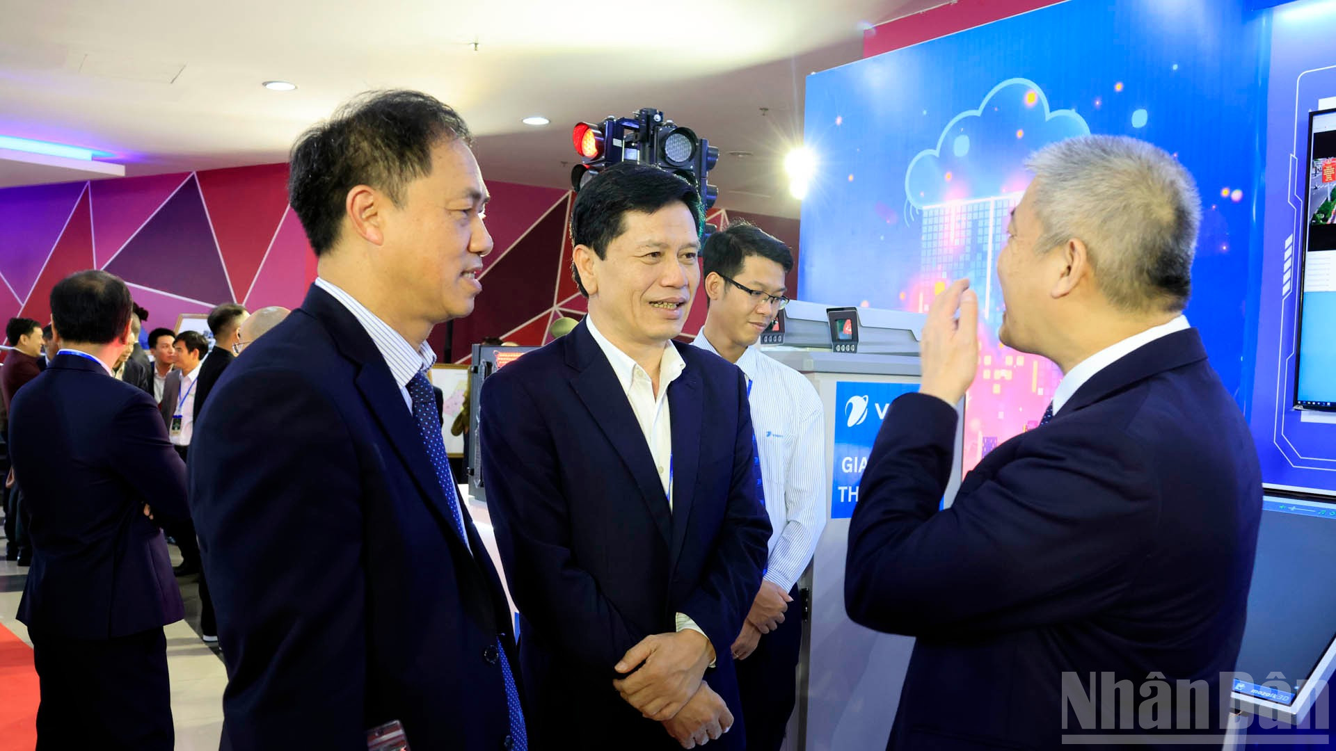 Giám đốc VNPT Lâm Đồng Hồ Quang Huệ (bìa trái) và lãnh đạo Tập đoàn VNPT tại không gian triển lãm công nghệ số của VNPT trong khuôn khổ chương trình xúc tiến đầu tư tỉnh Lâm Đồng năm 2025. ndo_br_3.jpg