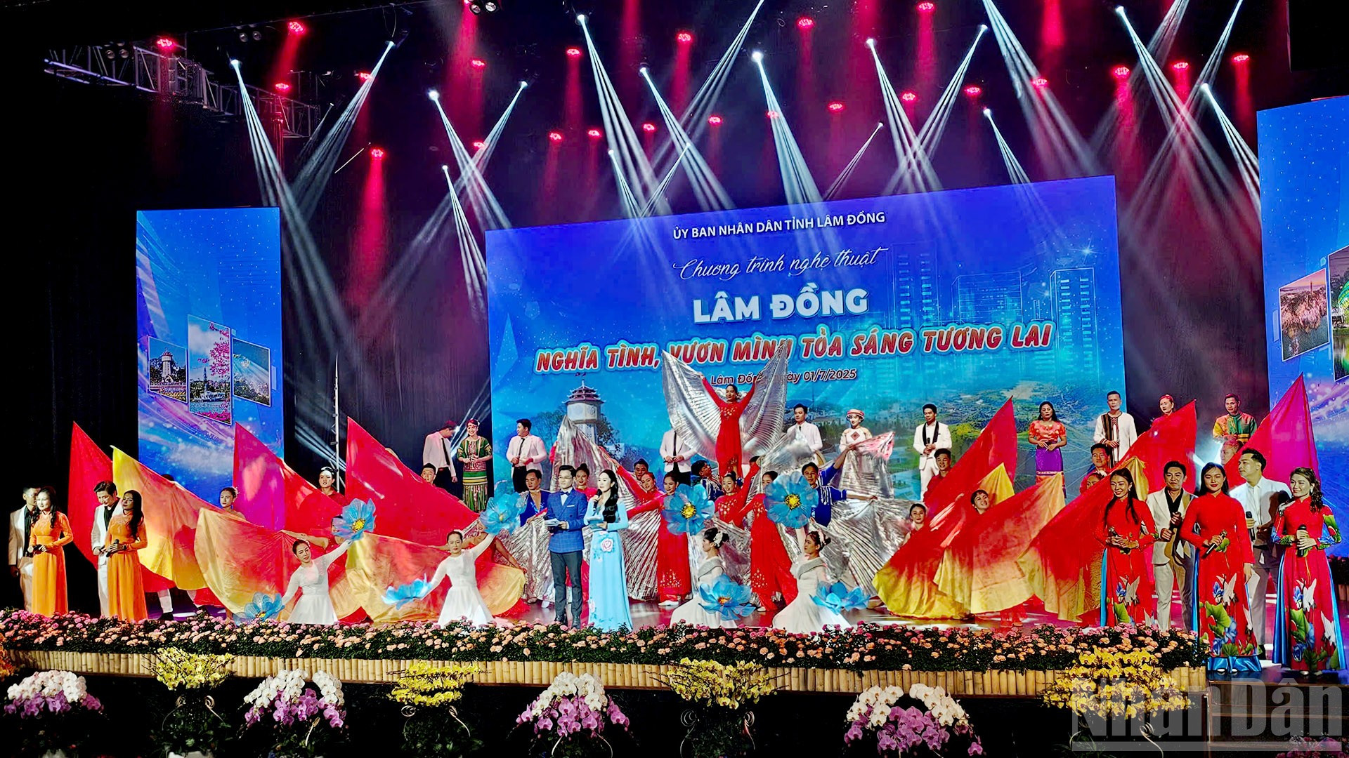 Chương trình nghệ thuật đặc biệt chào mừng thành lập tỉnh Lâm Đồng mới góp phần tạo khí thế phấn khởi, niềm tin về "Lâm Đồng nghĩa tình, vươn mình tỏa sáng tương lai".