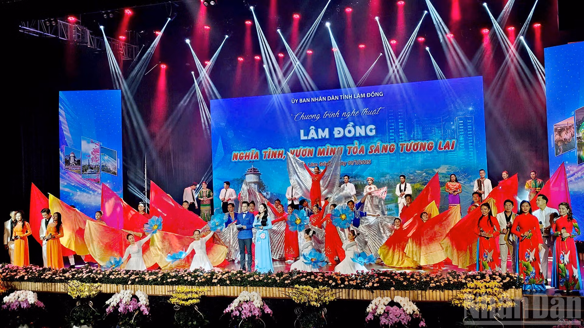 Chương trình nghệ thuật đặc biệt chào mừng thành lập tỉnh Lâm Đồng mới góp phần tạo khí thế phấn khởi, niềm tin về "Lâm Đồng nghĩa tình, vươn mình tỏa sáng tương lai".