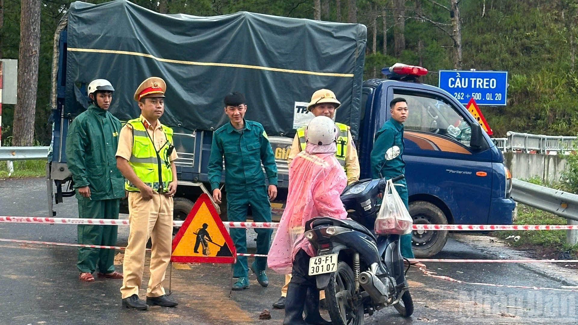 Khu vực xảy ra sạt lở đã được phong tỏa, lực lượng chức năng ứng trực hướng dẫn người dân hướng lưu thông bảo đảm an toàn. ndo_br_1.jpg