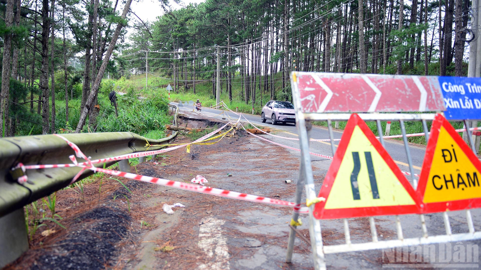 Cơ quan chức năng đã giăng dây và đặt biển cảnh báo qua các khu vực sụt lún nguy hiểm. ndo_br_4.jpg