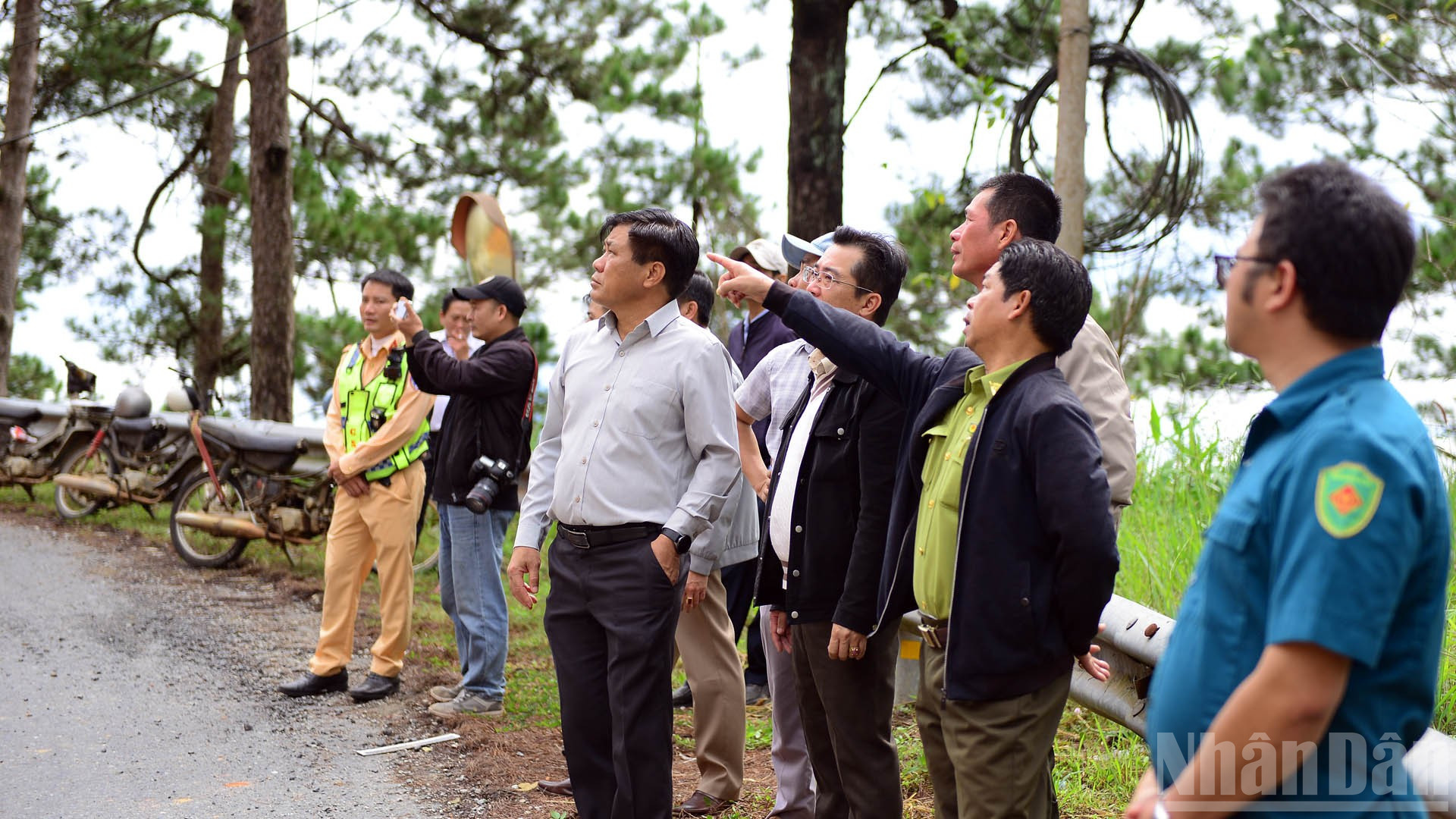 Chính quyền địa phương và cơ quan chức năng kiểm tra hiện trường sạt lở trên đèo D'Ran. ndo_br_6.jpg