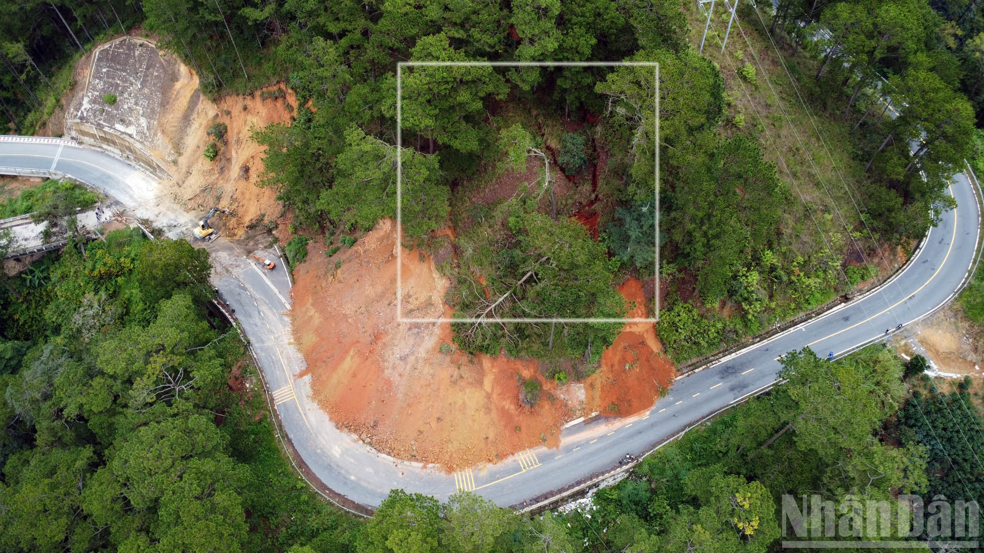 Hình ảnh từ trên cao cho thấy, phía sườn đồi tại khu vực sạt lở xuất hiện vết nứt lớn kéo dài, tiềm ẩn nguy cơ sạt lở cao. ndo_br_16.jpg