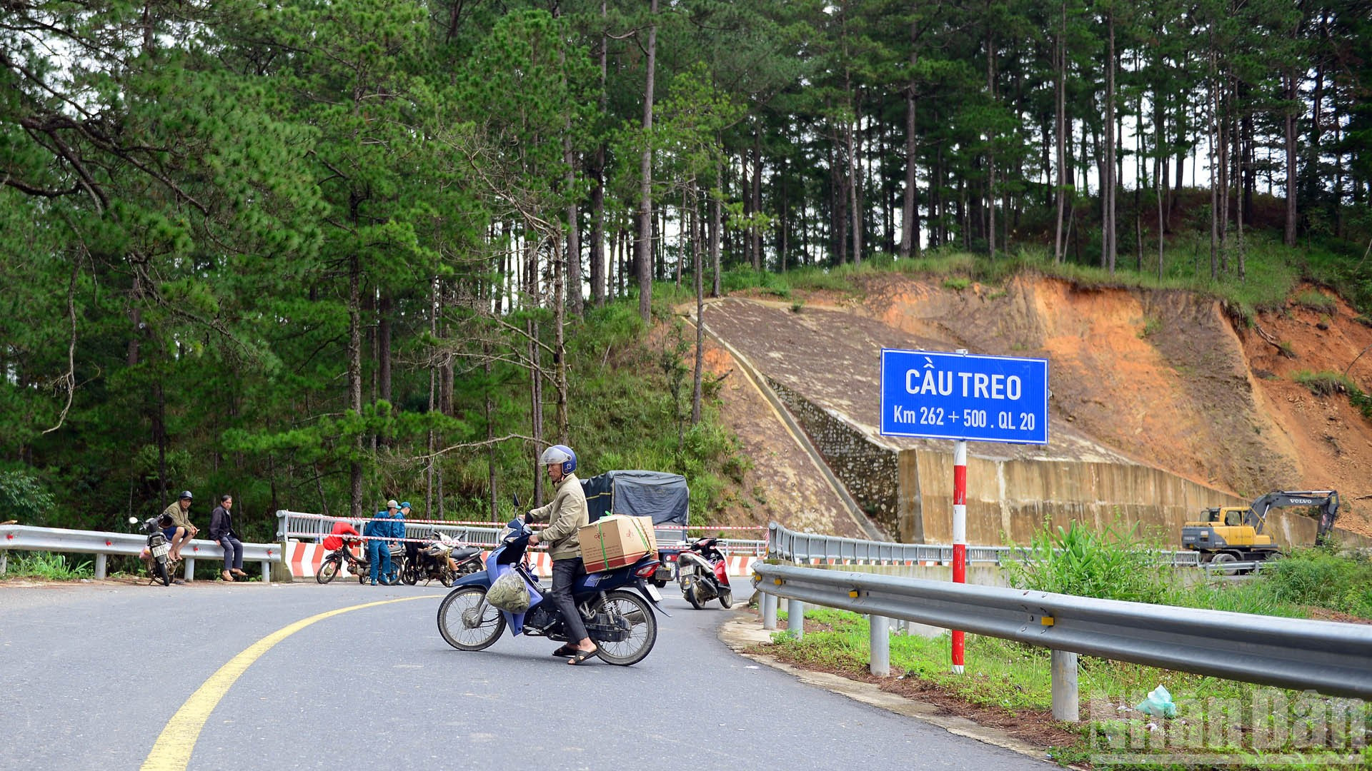 Nhiều phương tiện buộc phải "quay đầu" khi khu vực sạt lở đã được cơ quan chức năng phong tỏa. ndo_br_15.jpg