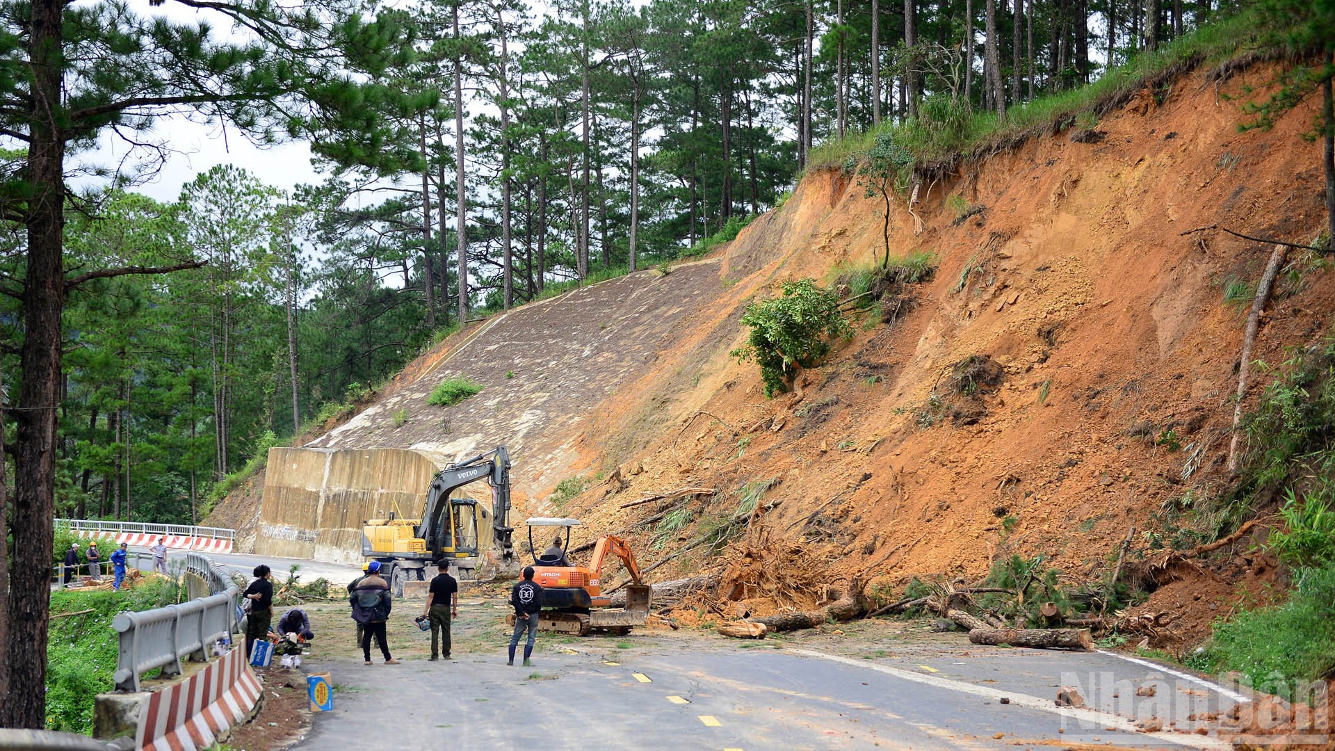Do ảnh hưởng mưa lớn trong những ngày qua, trên Quốc lộ 20 đoạn qua đèo D’Ran, phường Xuân Trường-Đà Lạt xảy ra sự cố sạt lở ta-luy dương nghiêm trọng. ndo_br_13.jpg