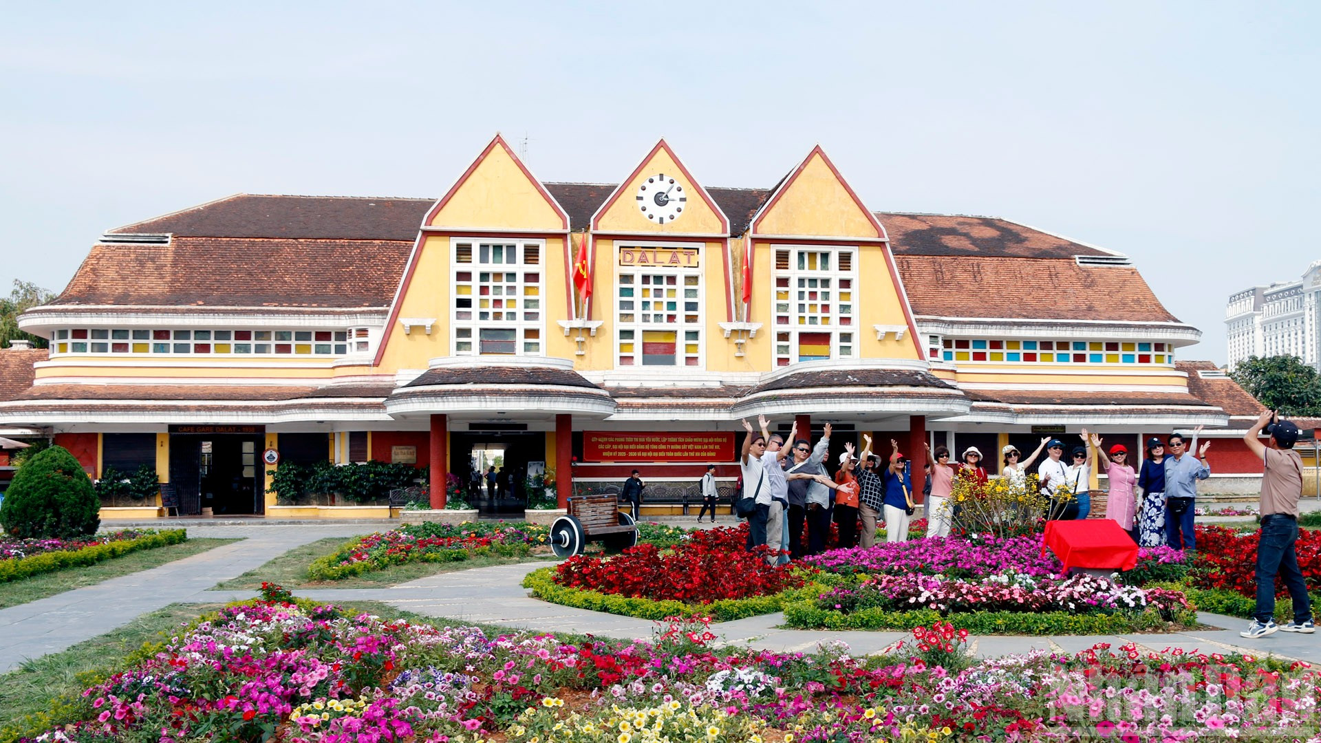 Du khách tham quan, trải nghiệm tại ga xe lửa cổ Đà Lạt.