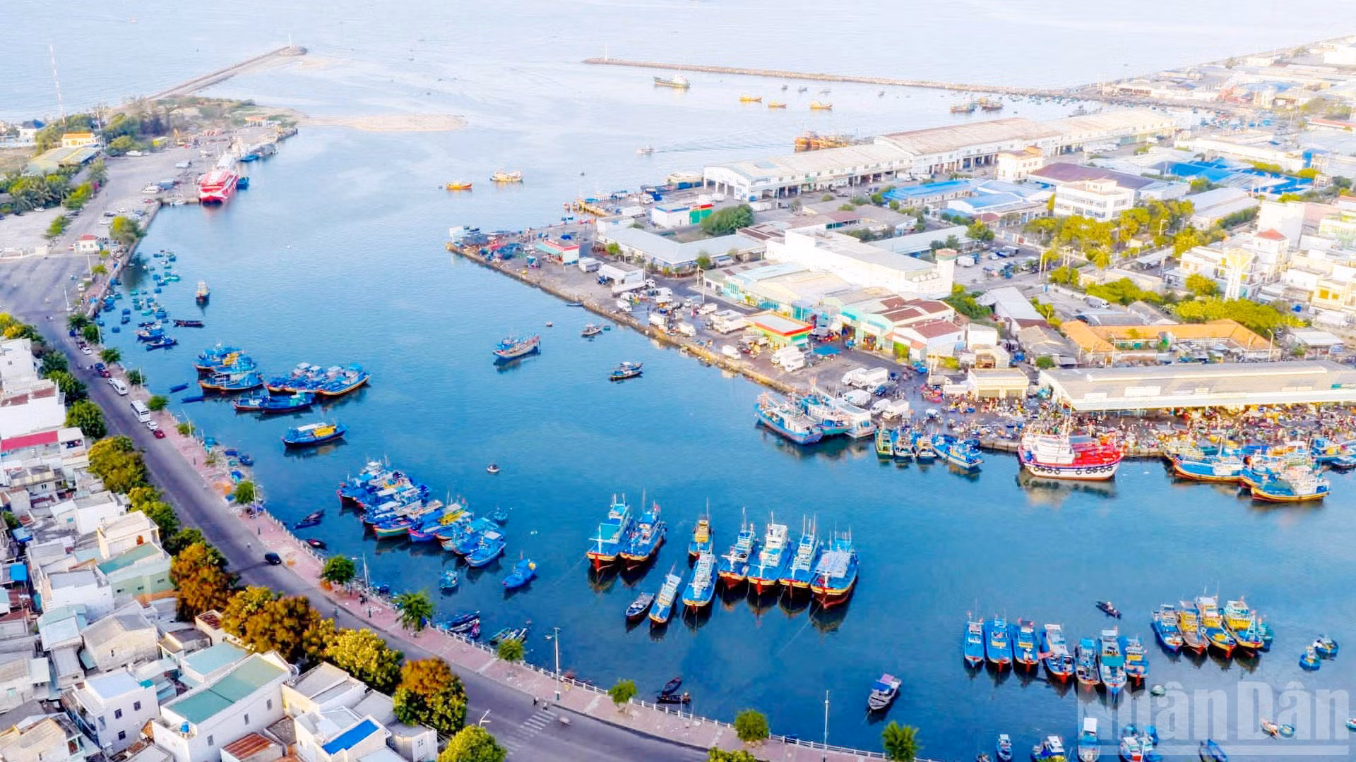 Lâm Đồng có đường bờ biển hơn 190km, cùng các khu bến cảng góp phần định hình chiến lược phát triển kinh tế-xã hội địa phương.