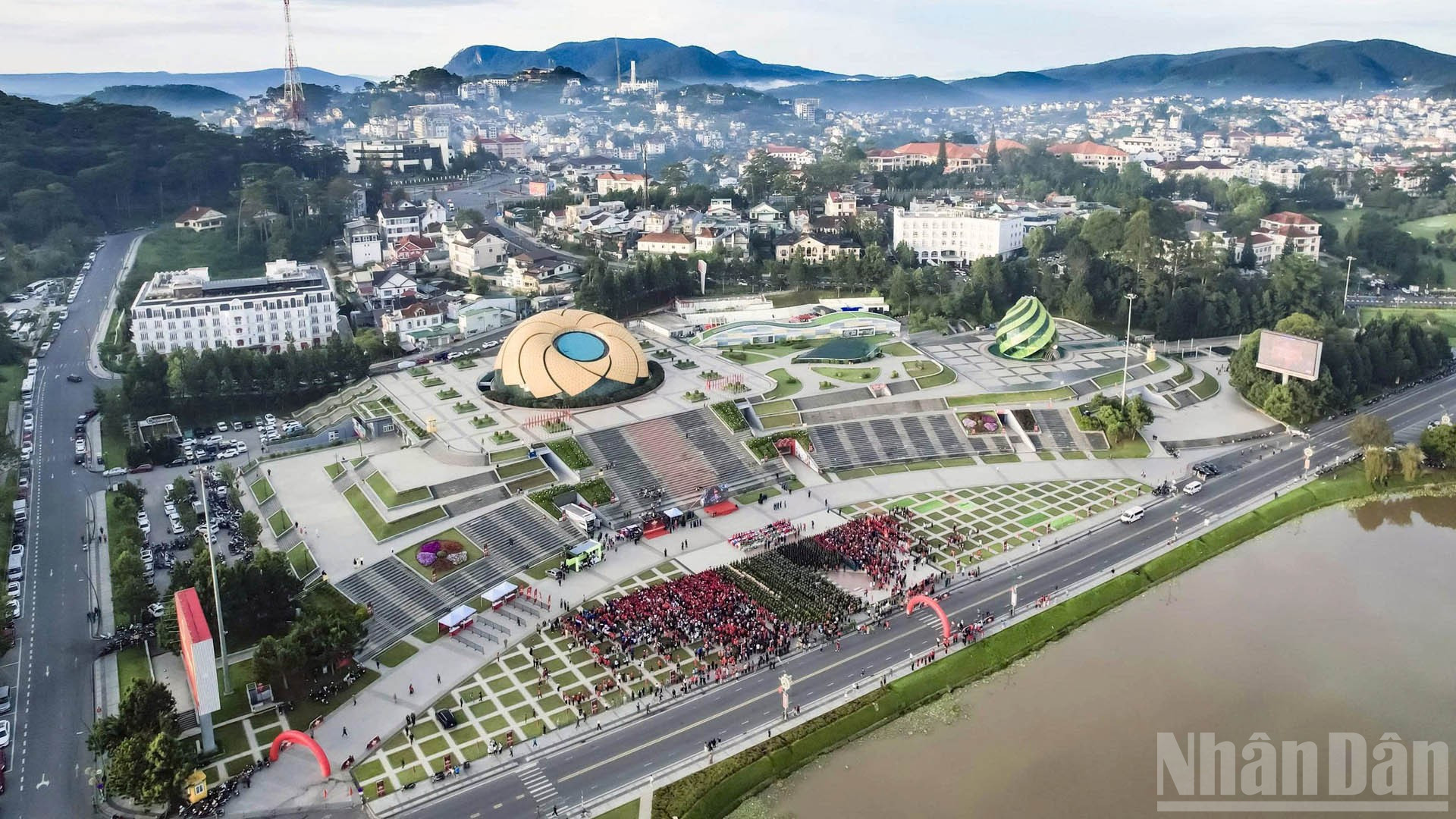 Cung đường đi bộ lãng mạn quanh hồ Xuân Hương trong sự kiện “Cùng Việt Nam tiến bước” tổ chức tại xứ ngàn hoa Đà Lạt, tỉnh Lâm Đồng. 